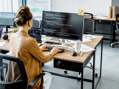 nők programozó képzésen